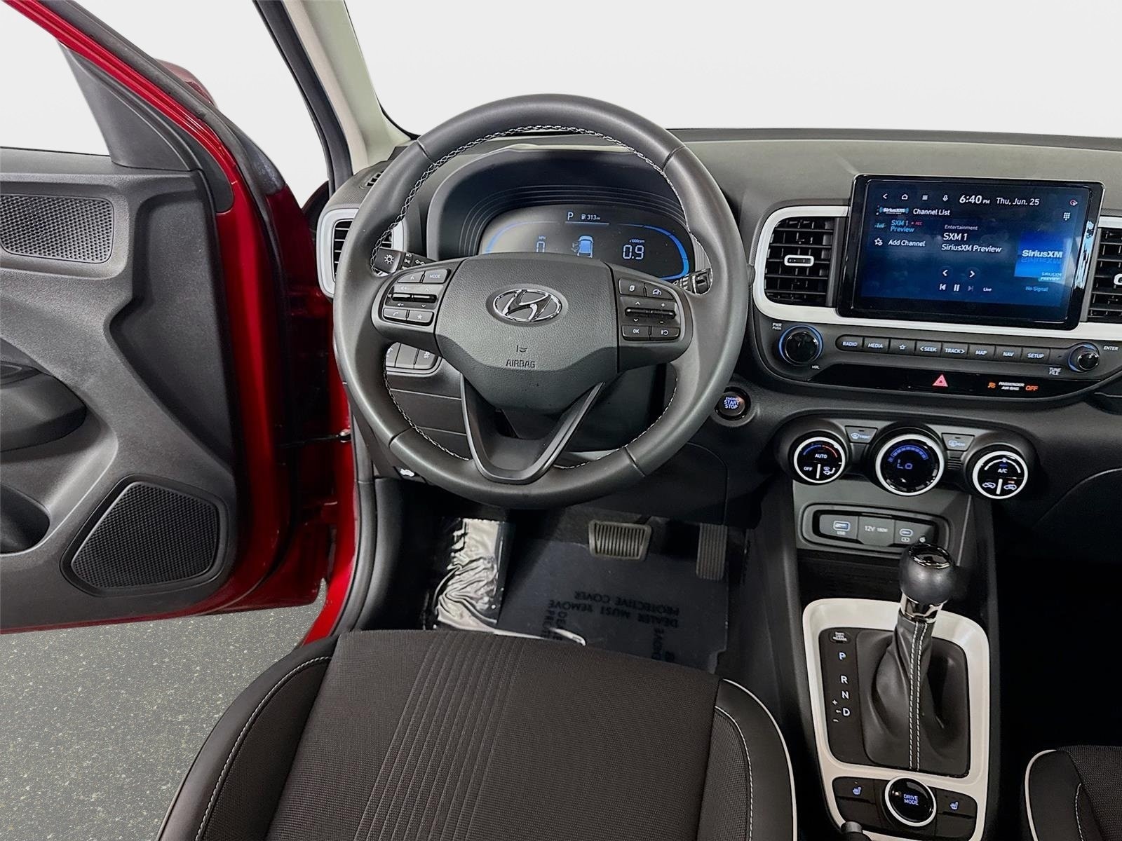 2025 Hyundai Venue Limited - Photo 23