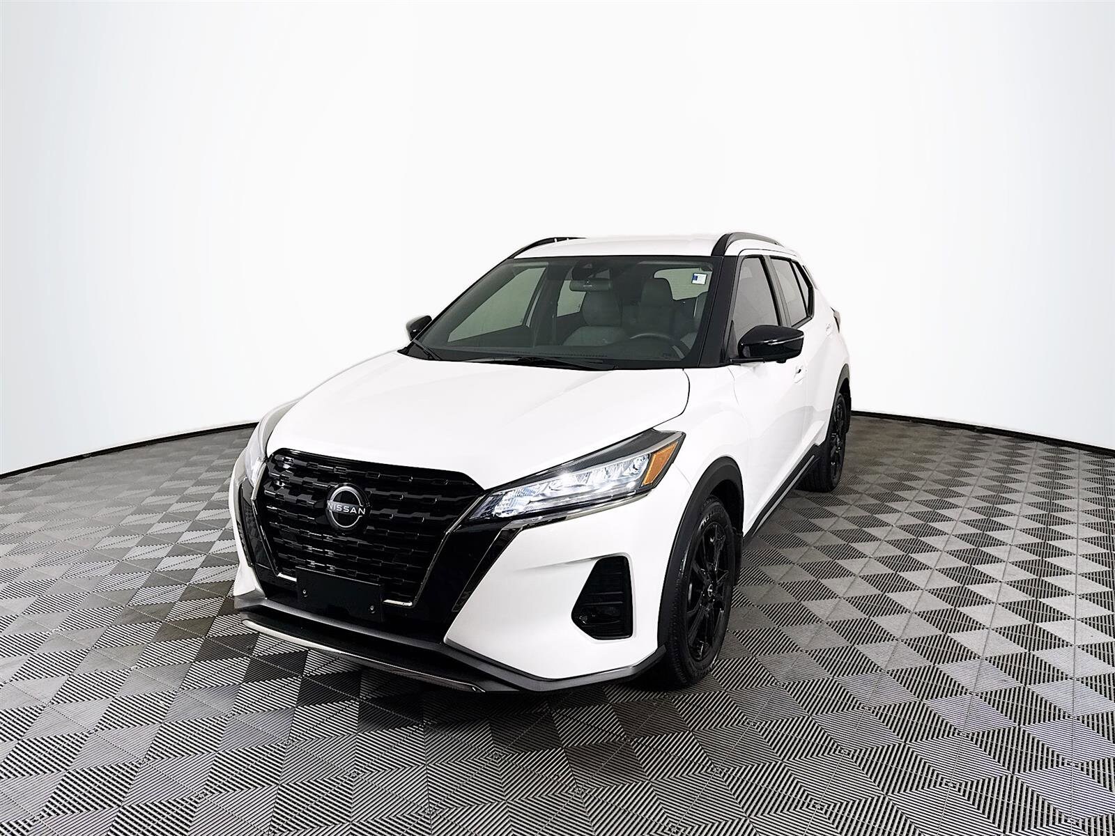 2024 Nissan Kicks SR photo 2
