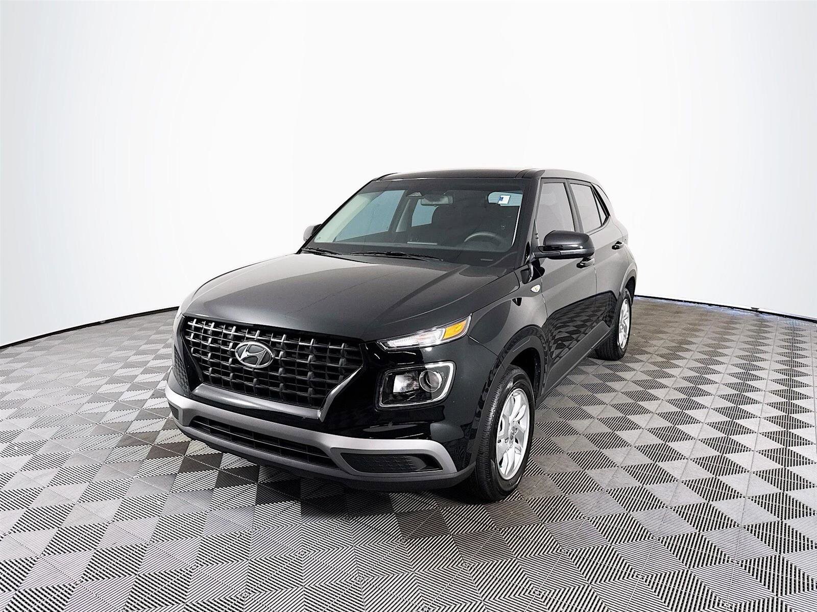 2025 Hyundai Venue SE photo 3