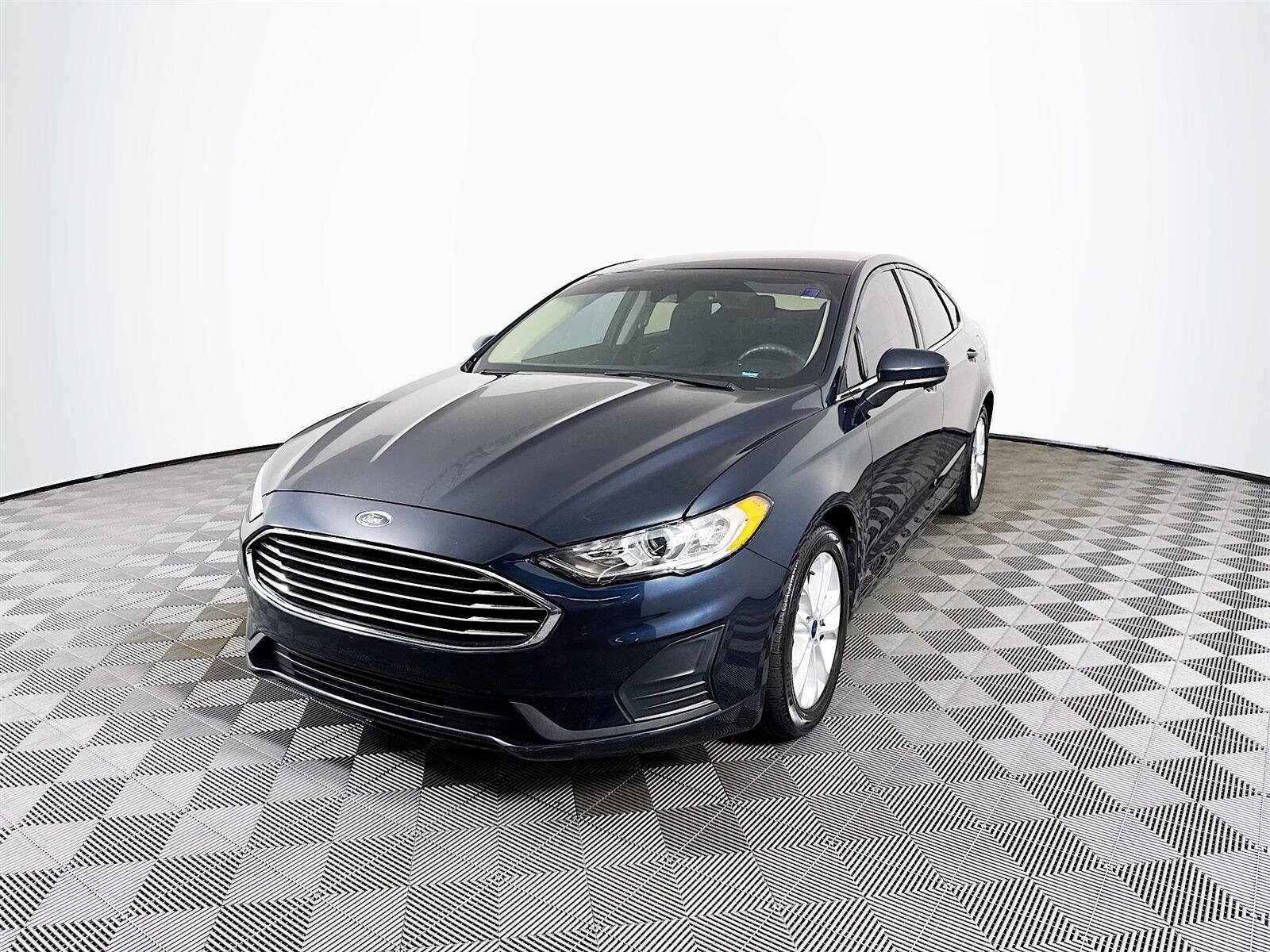2020 Ford Fusion SE photo 3