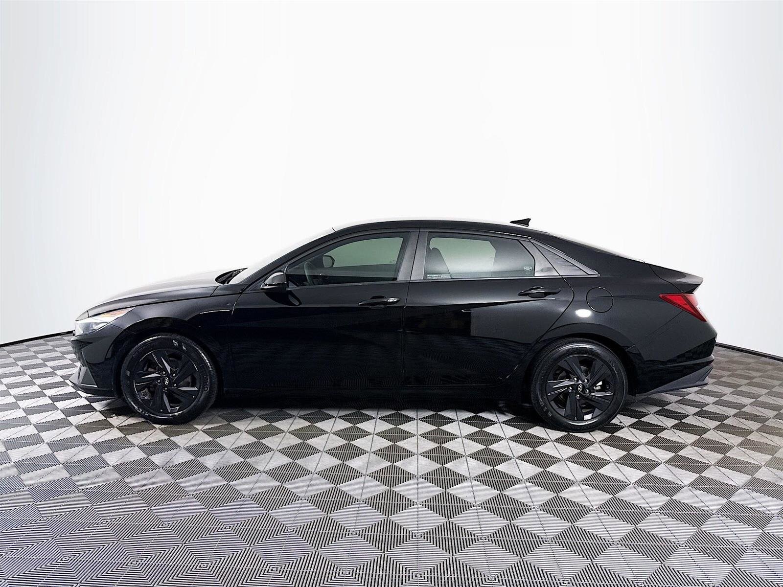 2023 Hyundai Elantra SEL photo 4