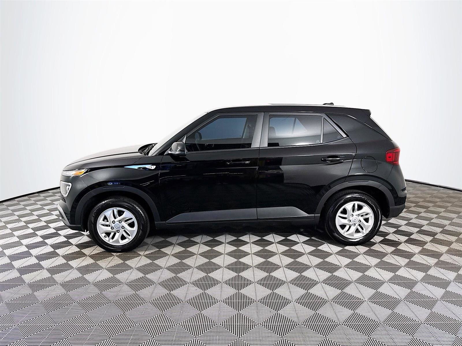 2025 Hyundai Venue SE photo 4