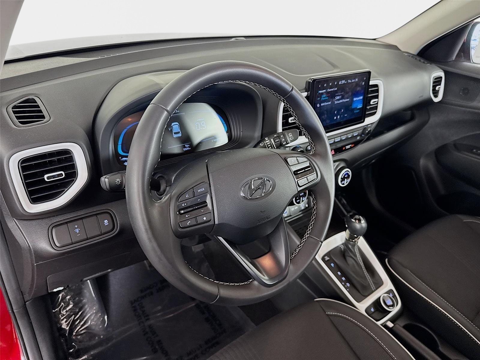 2025 Hyundai Venue Limited - Photo 9