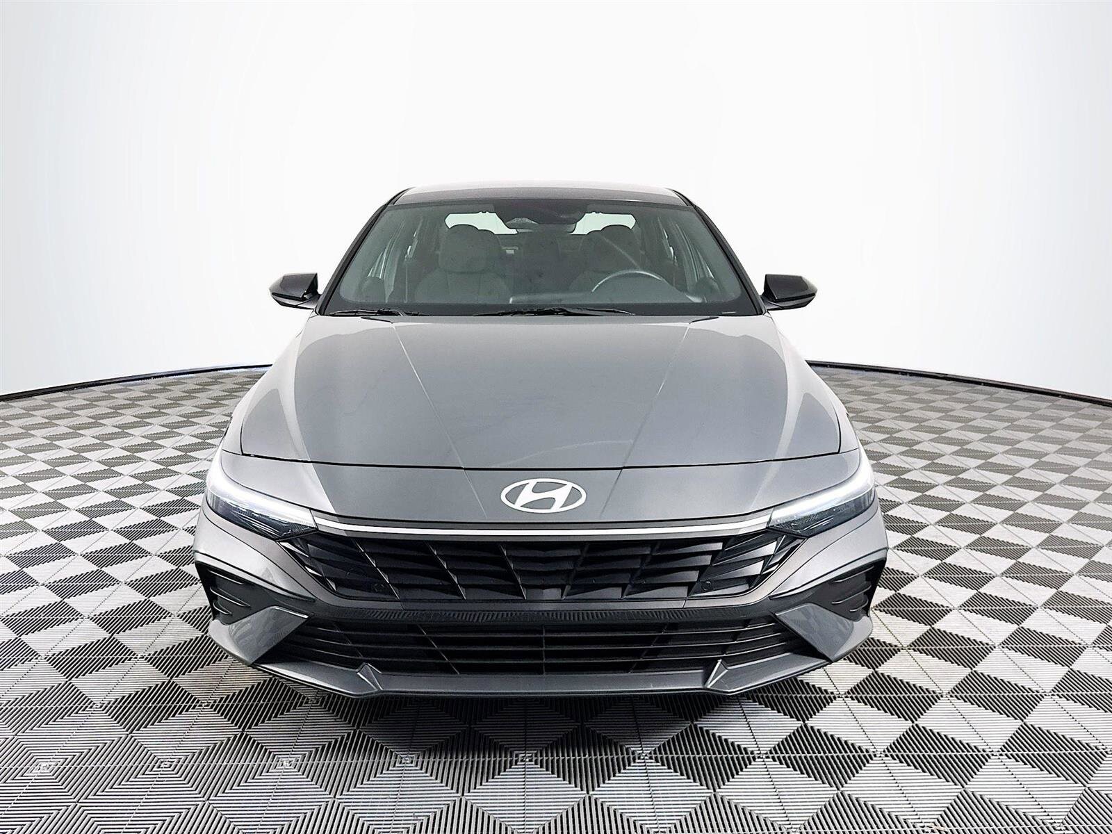 2025 Hyundai Elantra SEL Sport photo 2