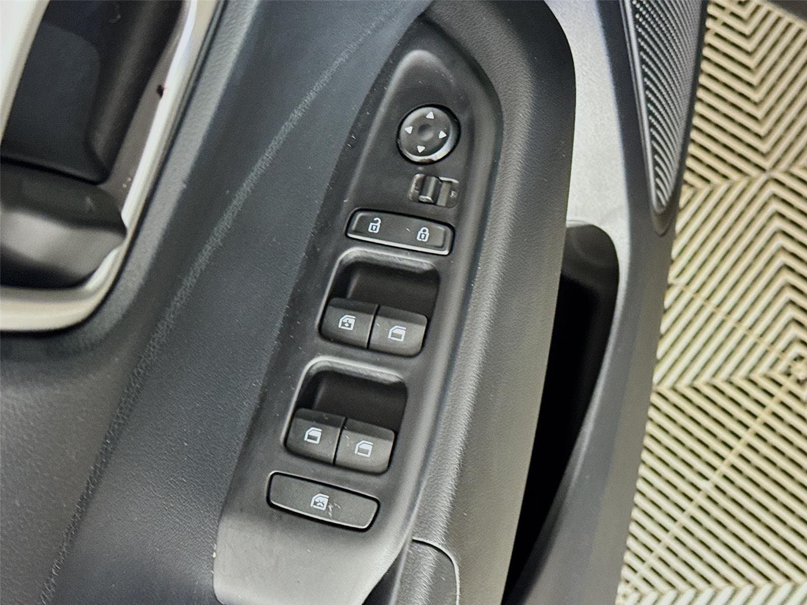 2025 Hyundai Venue SEL - Photo 19