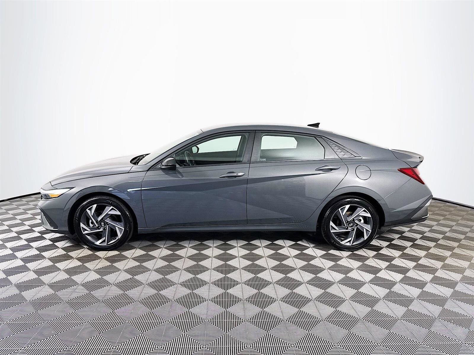 2025 Hyundai Elantra SEL Sport photo 4