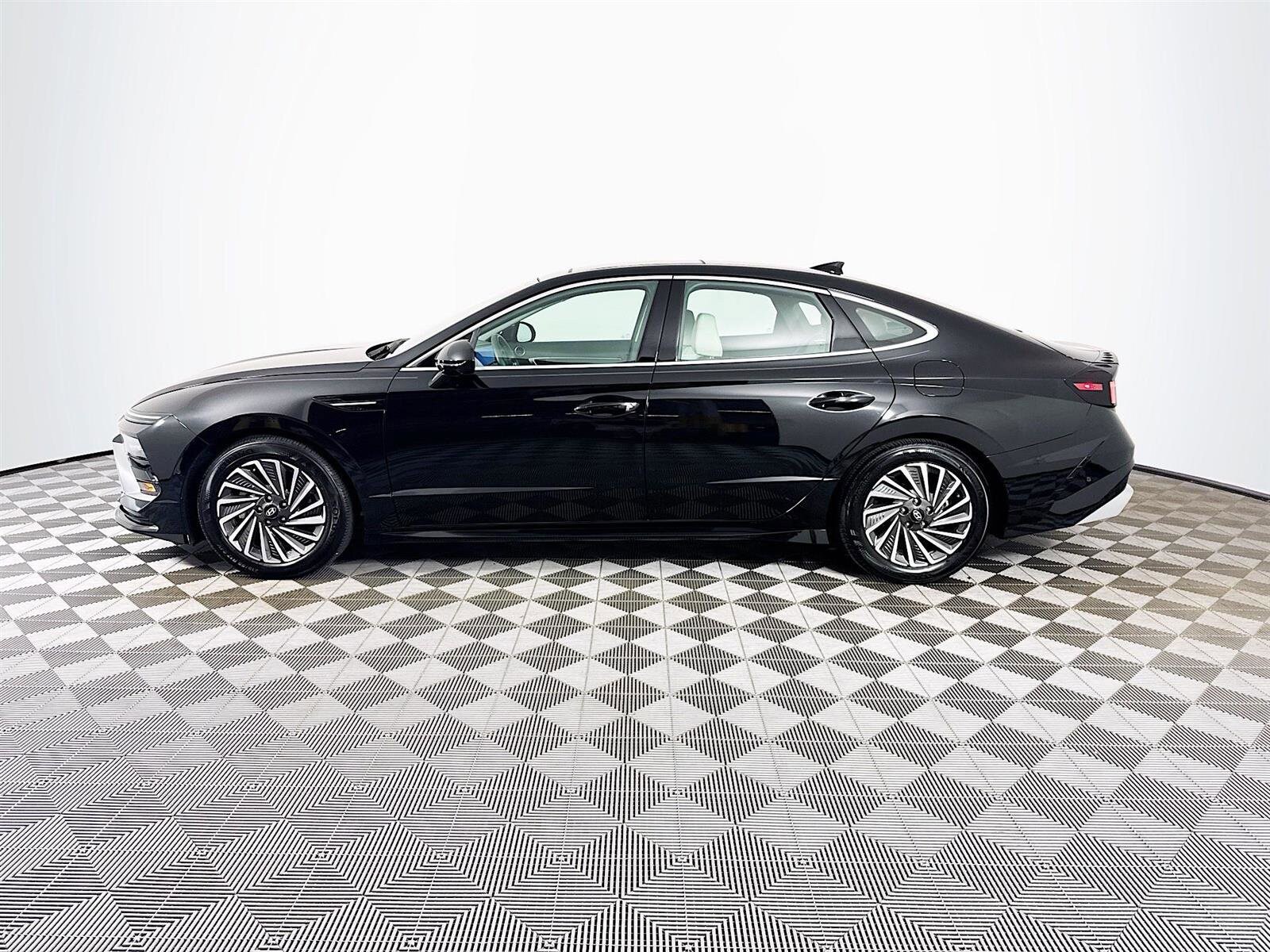 2024 Hyundai Sonata Hybrid Limited photo 4