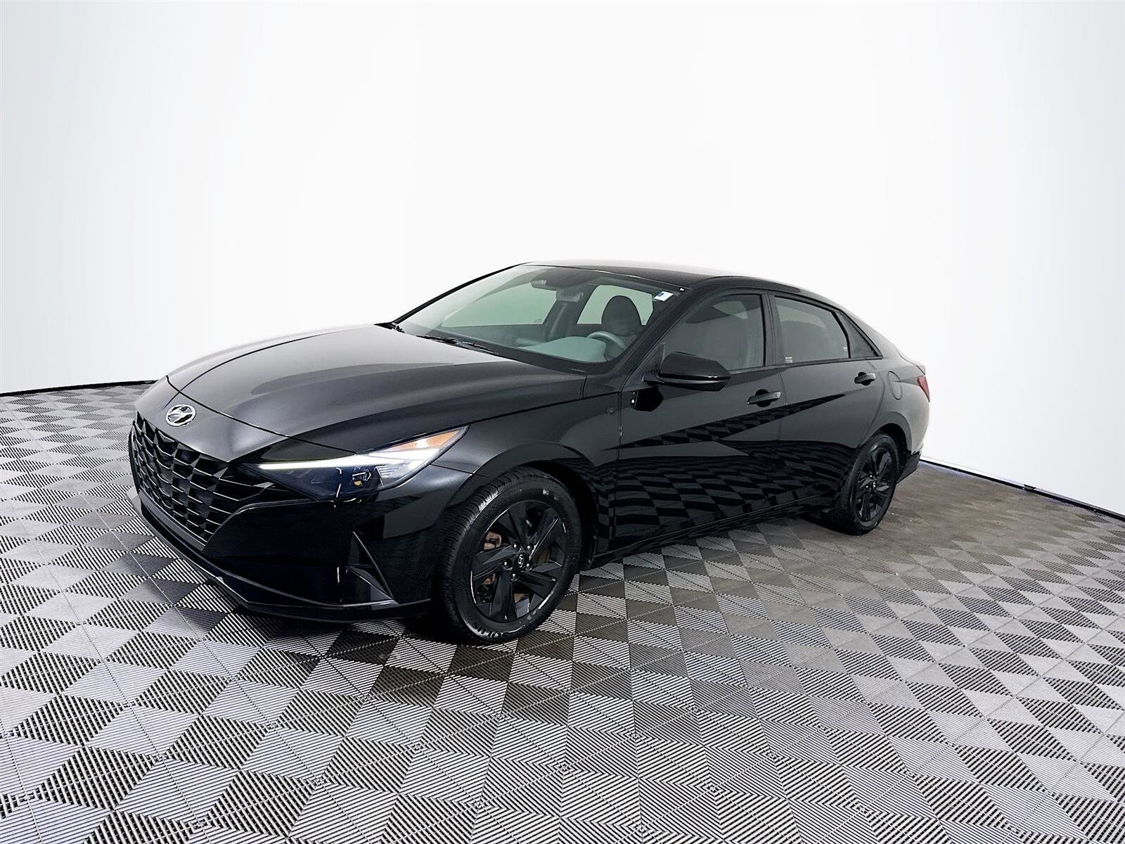 2023 Hyundai Elantra SEL photo 3