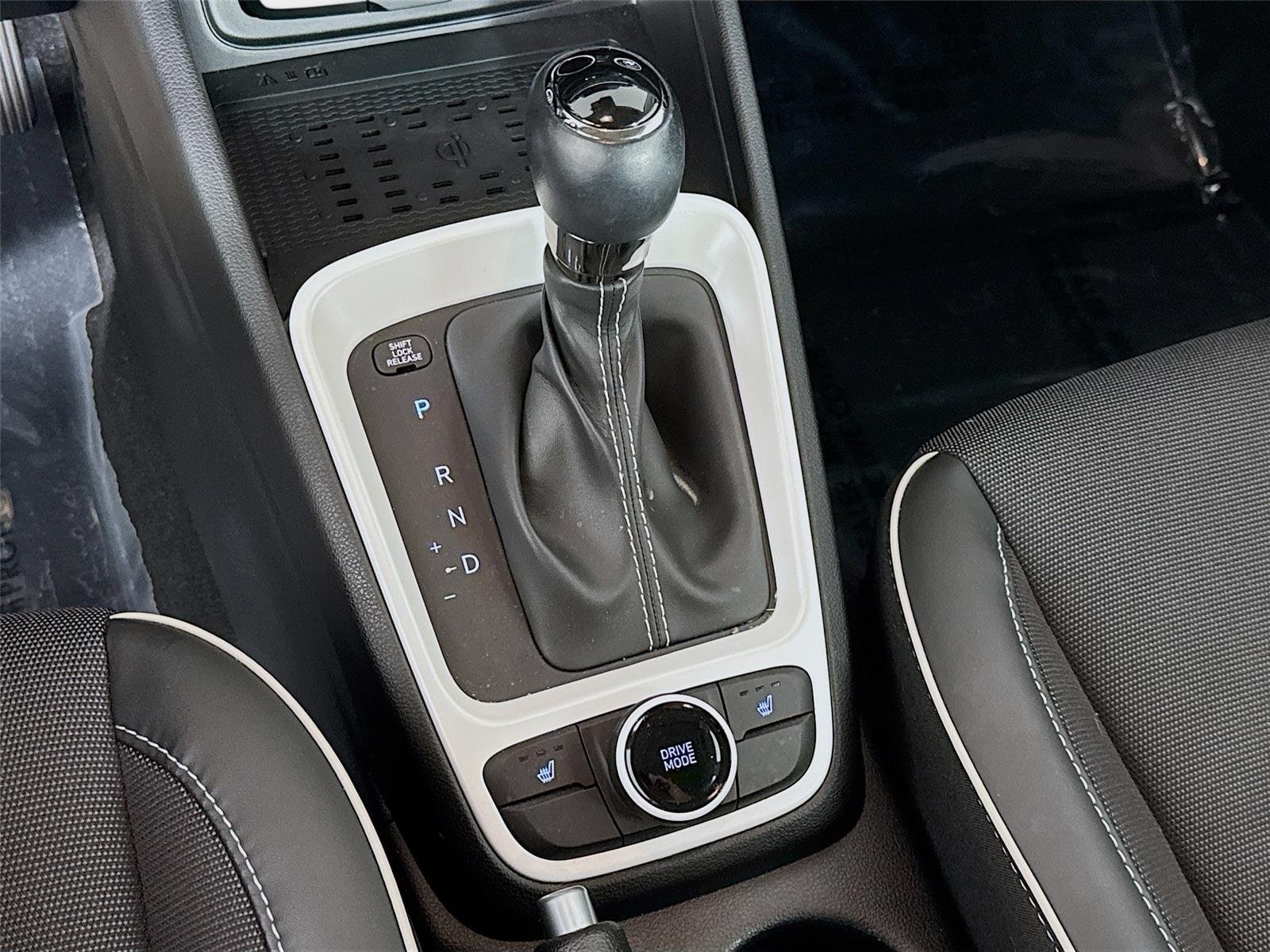2025 Hyundai Venue Limited - Photo 18