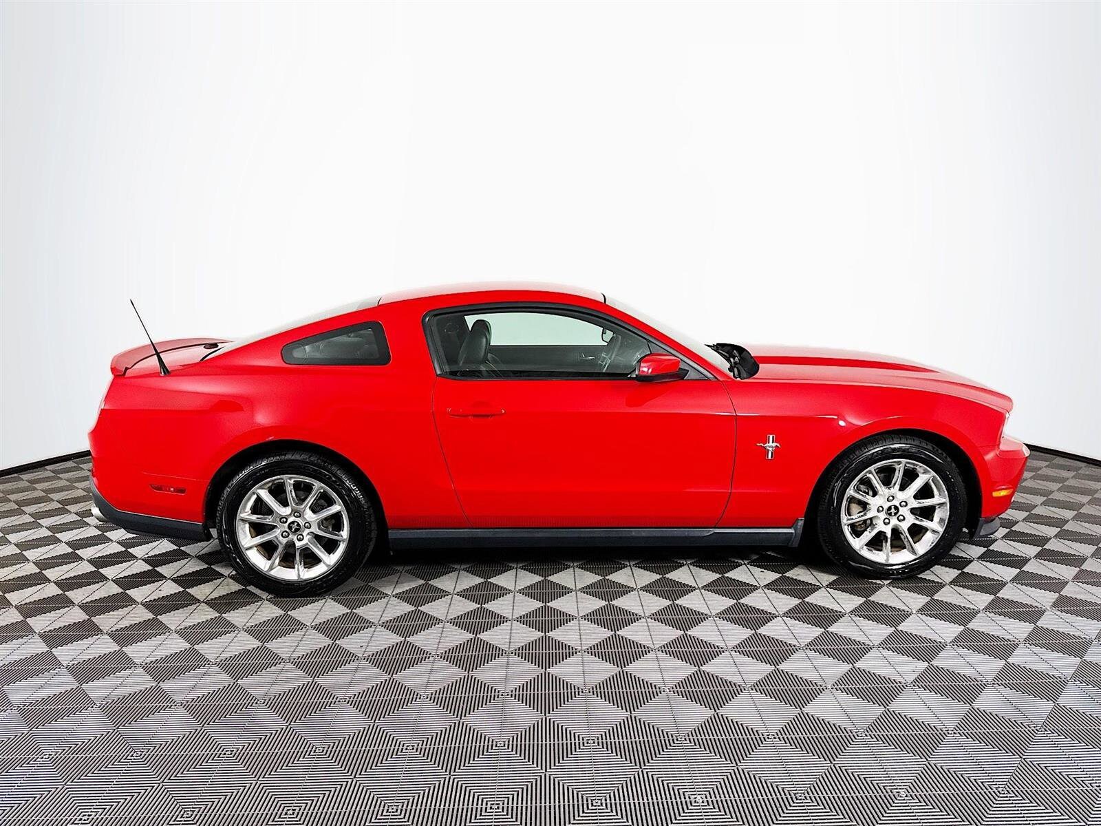 2011 Ford Mustang V6 Premium photo 4