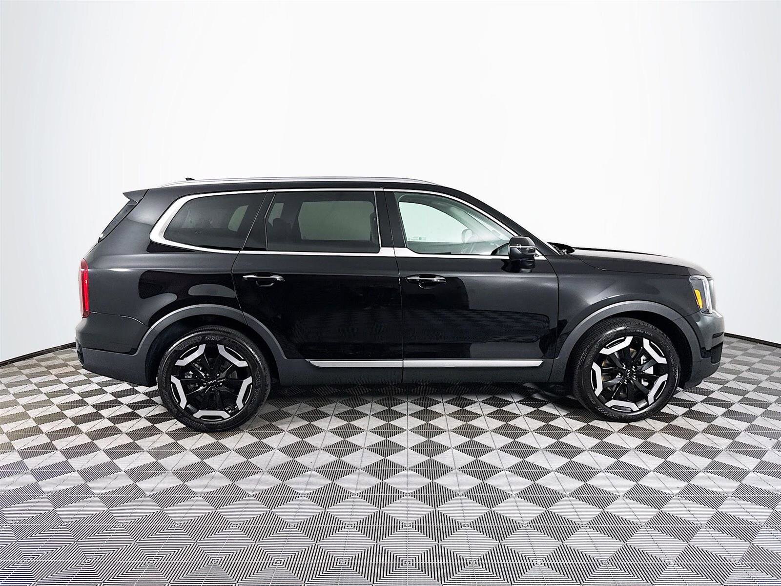 2023 Kia Telluride S photo 3