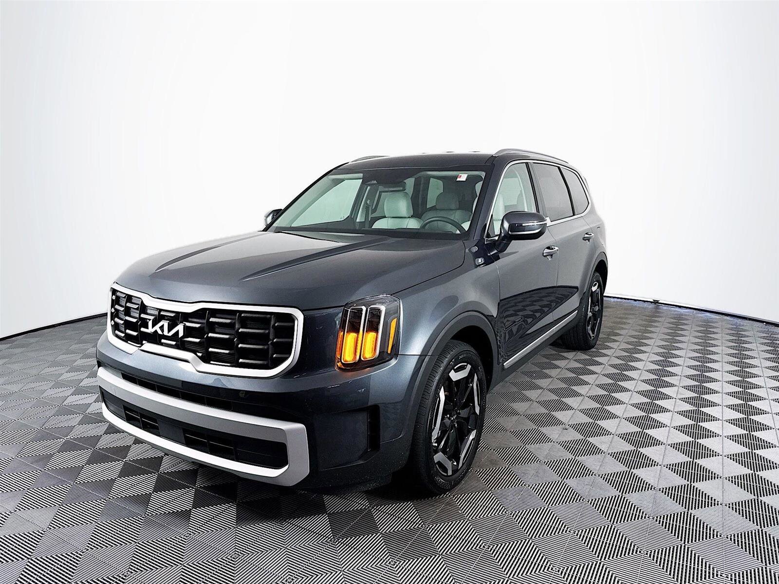 2024 Kia Telluride S photo 3