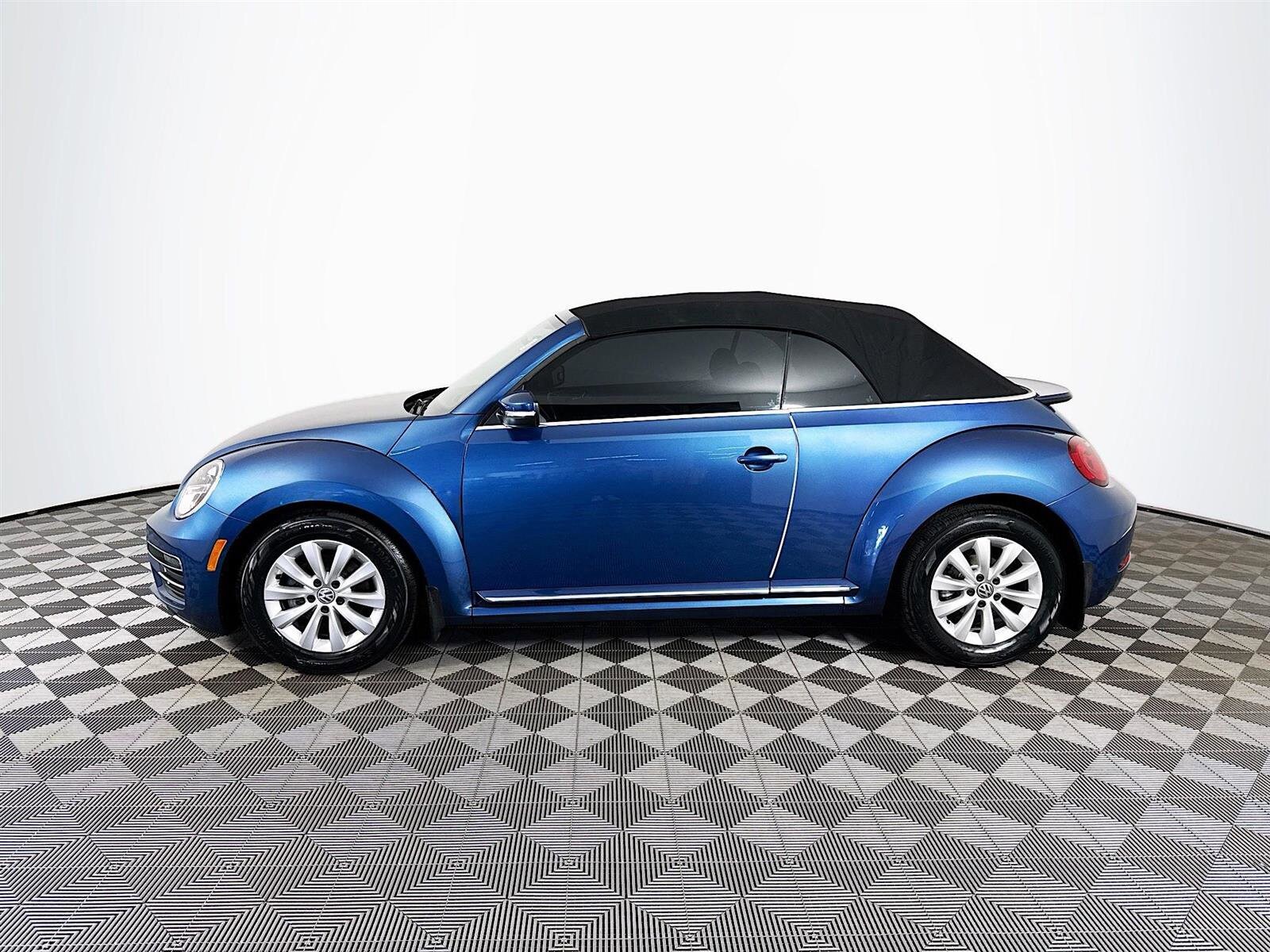 2019 Volkswagen Beetle Convertible S photo 3