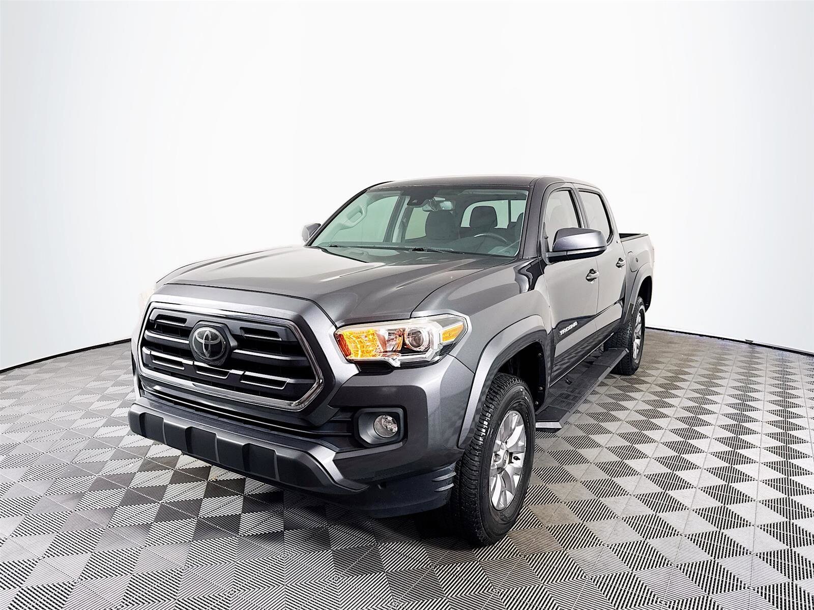 2018 Toyota Tacoma SR5 photo 2