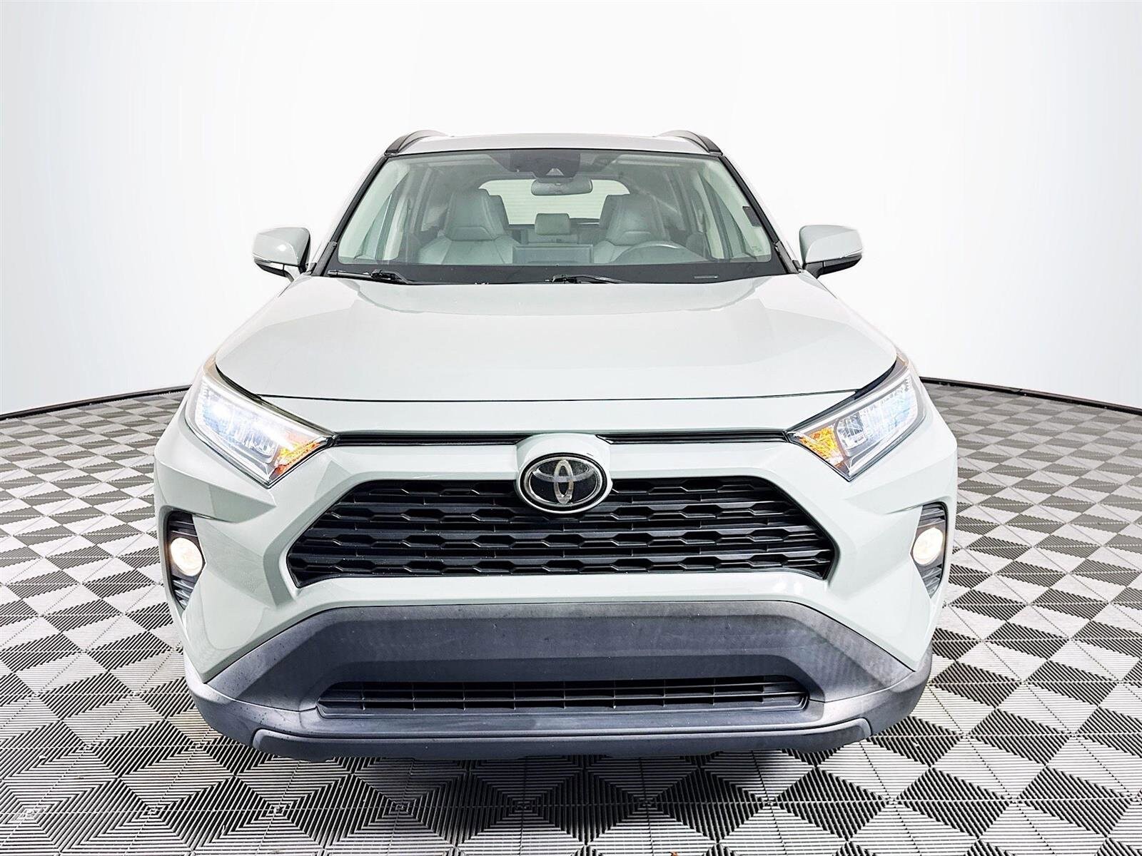 2020 Toyota RAV4 XLE Premium photo 2