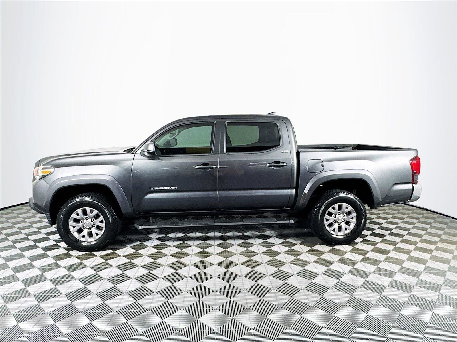 2018 Toyota Tacoma SR5 photo 3