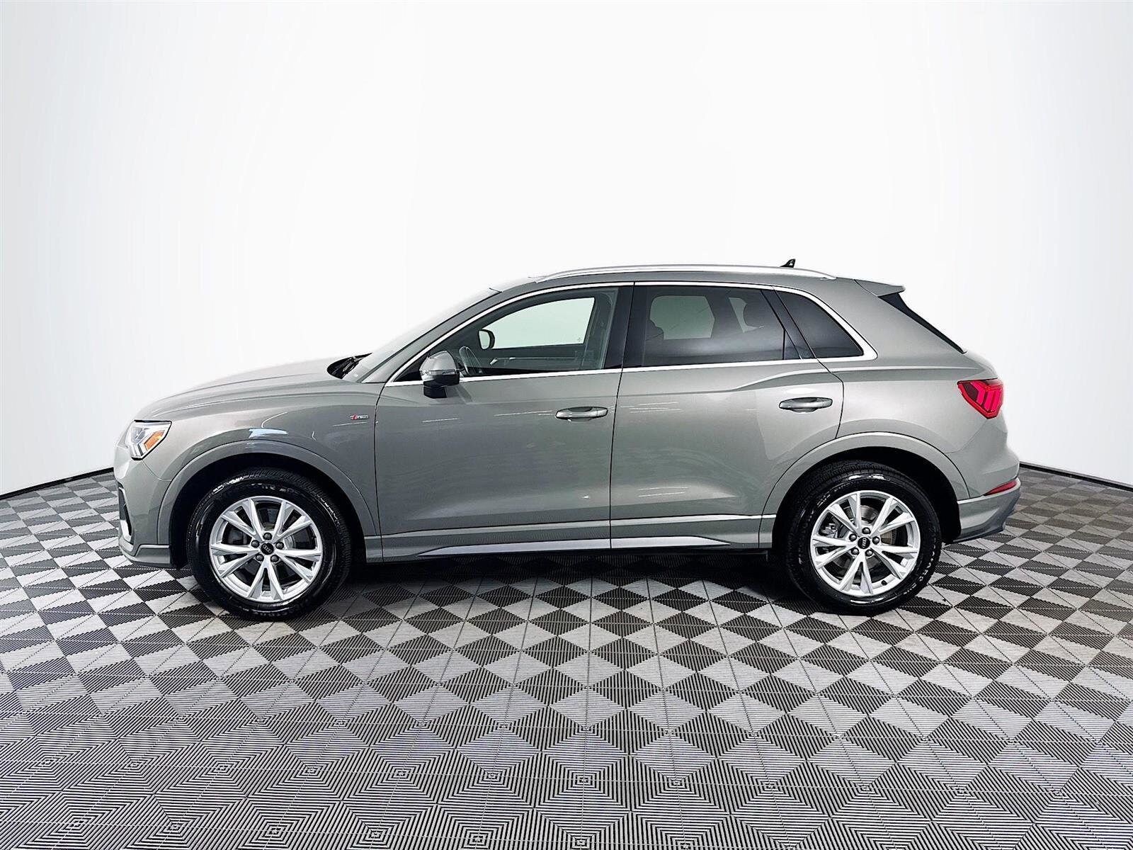 2024 Audi Q3 S line Premium photo 3