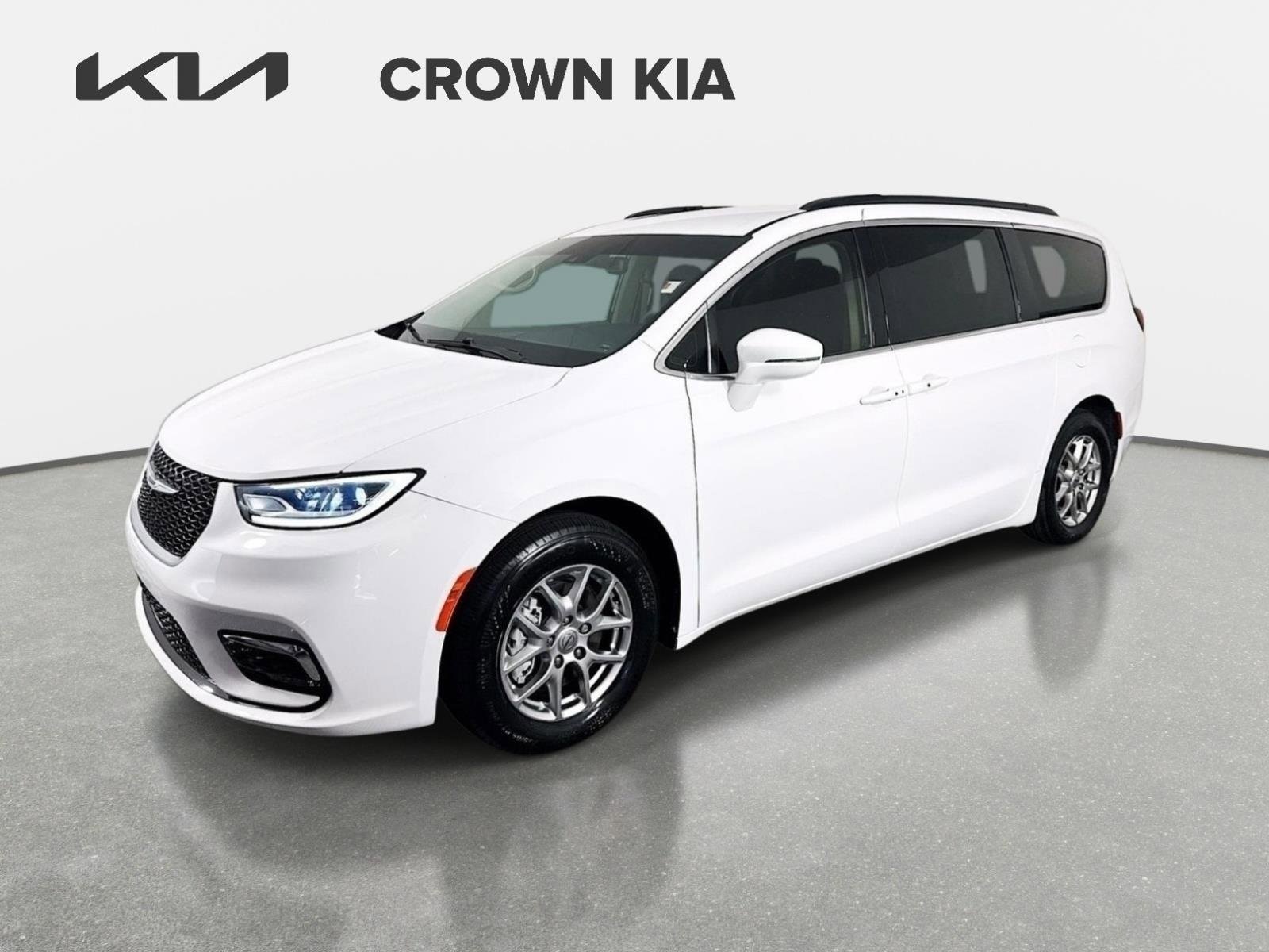 2021 Chrysler Pacifica Touring's photo