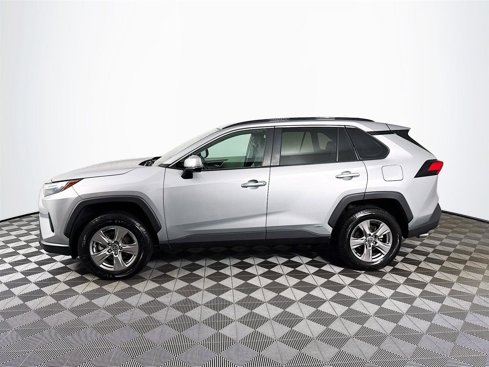 2022 Toyota RAV4 Hybrid XLE photo 2