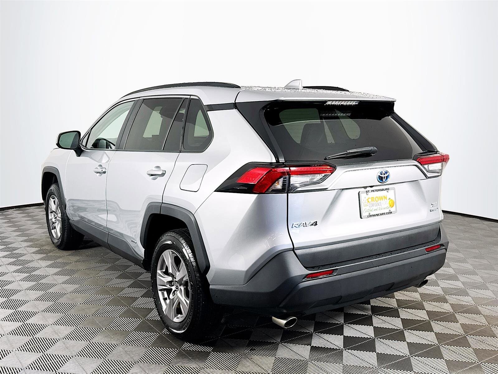 2022 Toyota RAV4 Hybrid XLE photo 3