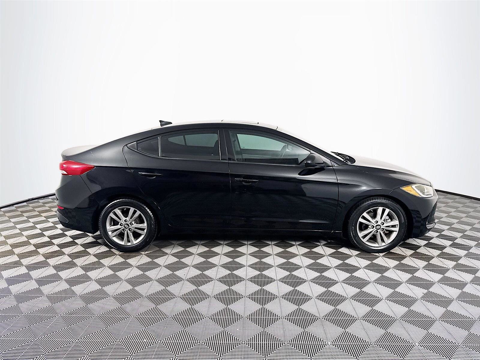 2017 Hyundai Elantra Value Edition photo 4