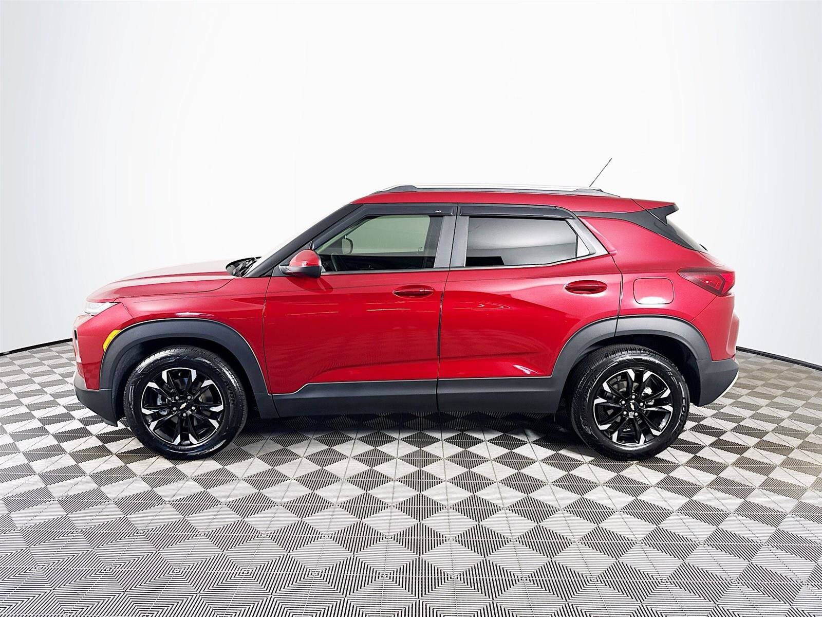 2021 Chevrolet Trailblazer LT photo 2