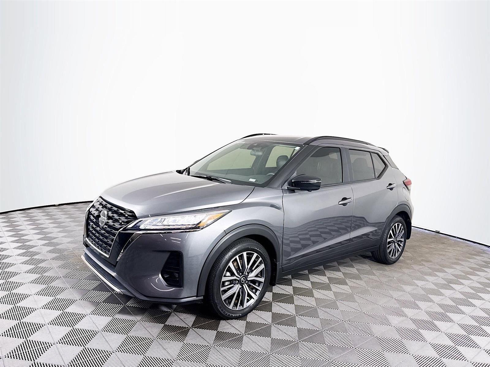 2021 Nissan Kicks SR photo 3