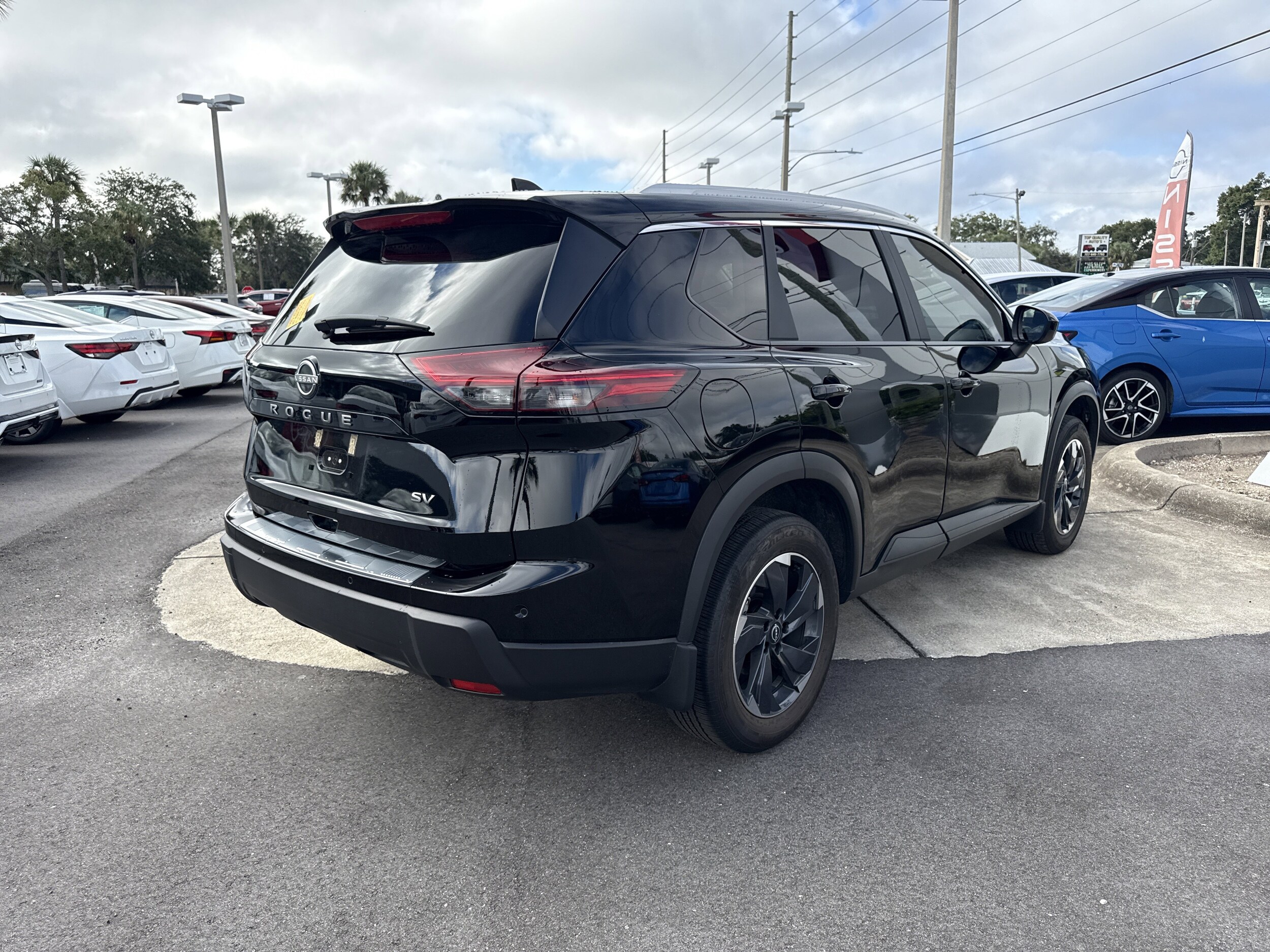 2024 Nissan Rogue SV photo 4
