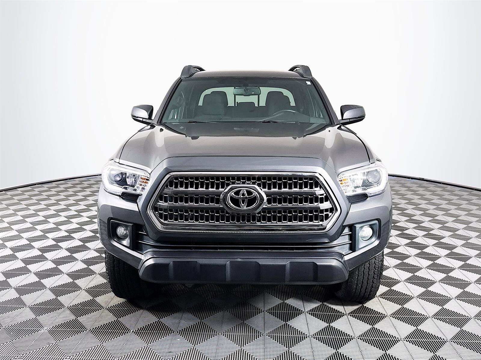 2017 Toyota Tacoma TRD photo 2
