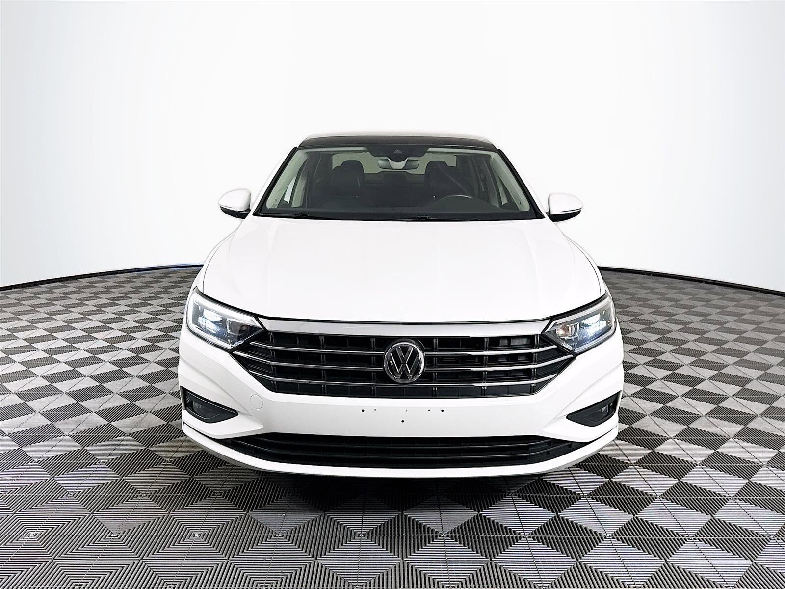 2019 Volkswagen Jetta SEL Premium photo 2