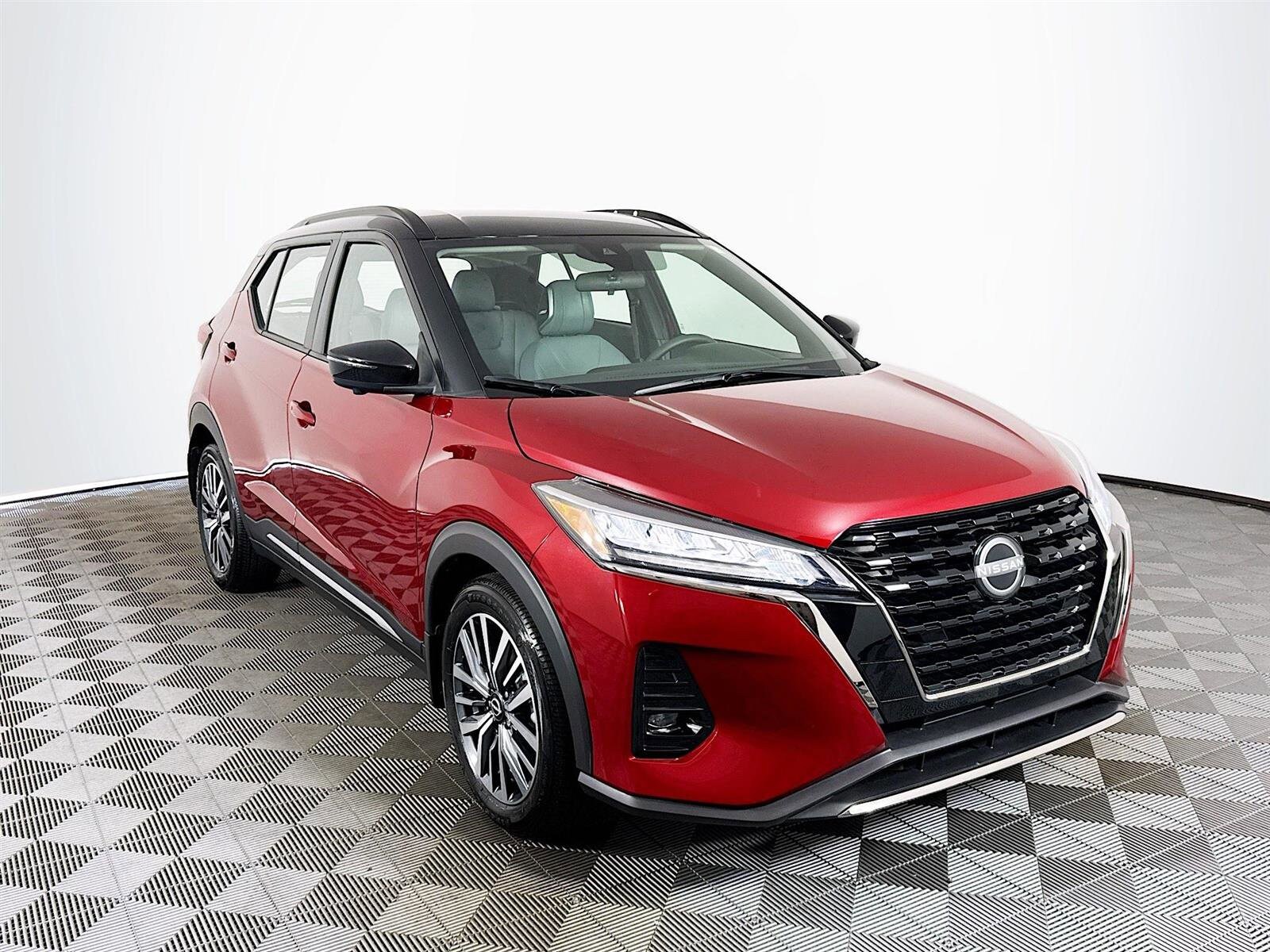 2023 Nissan Kicks SR photo 2
