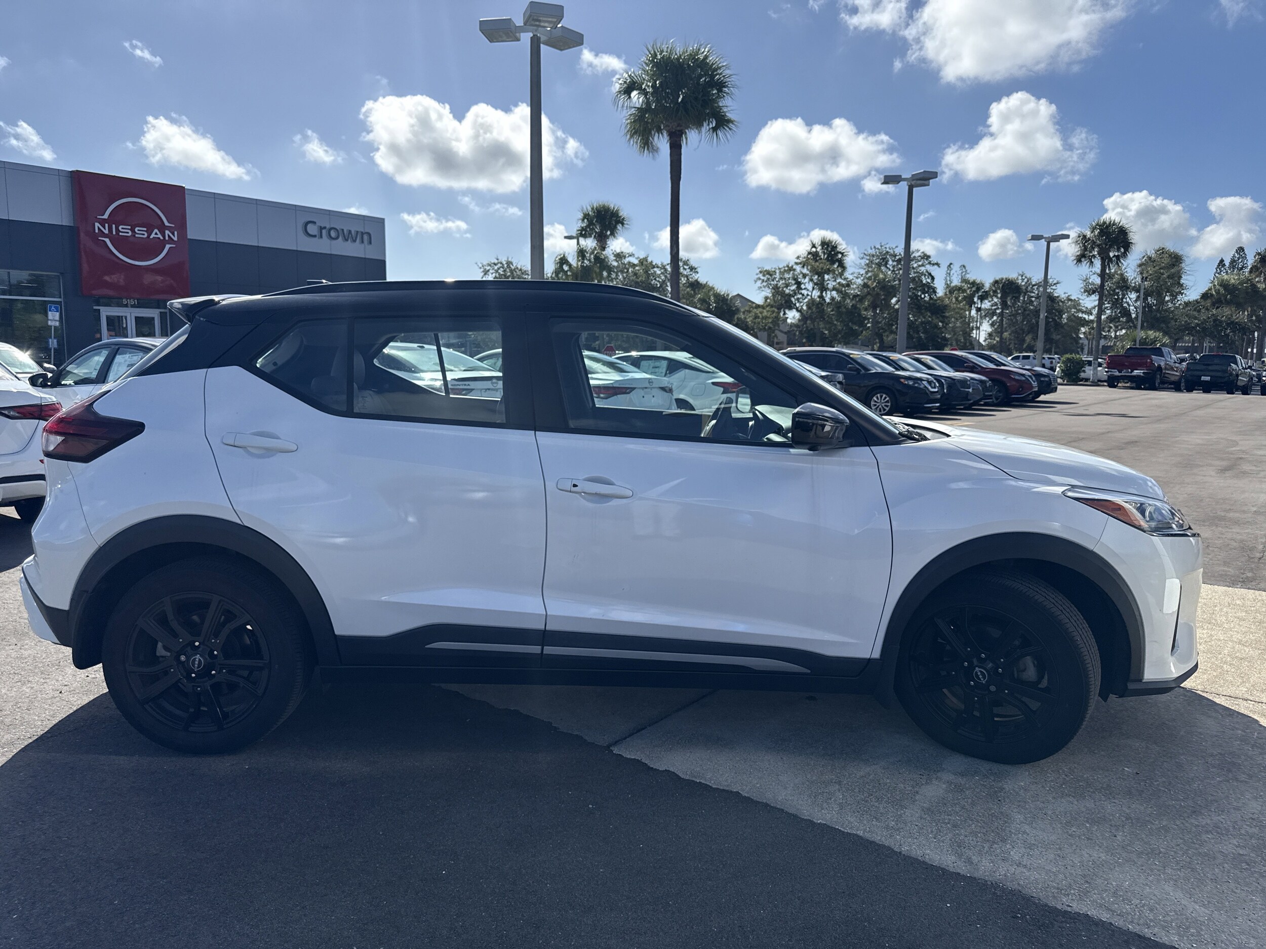 2023 Nissan Kicks SR photo 2