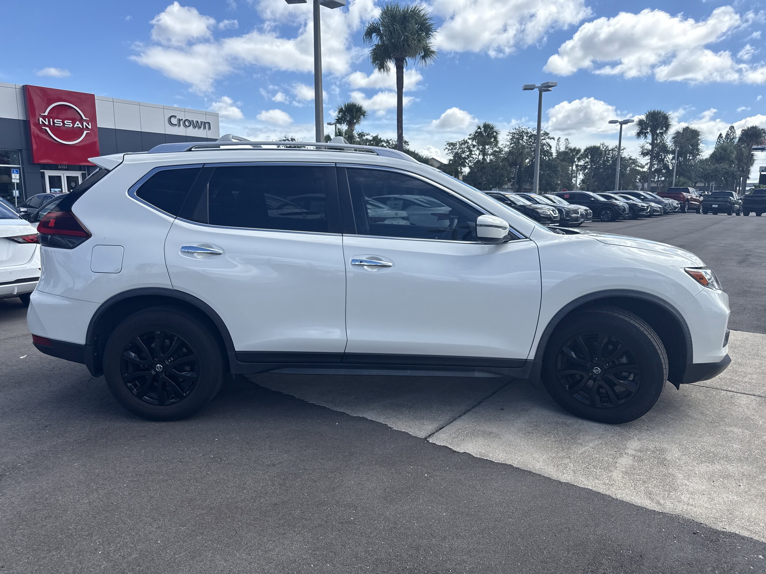 2019 Nissan Rogue SV photo 3