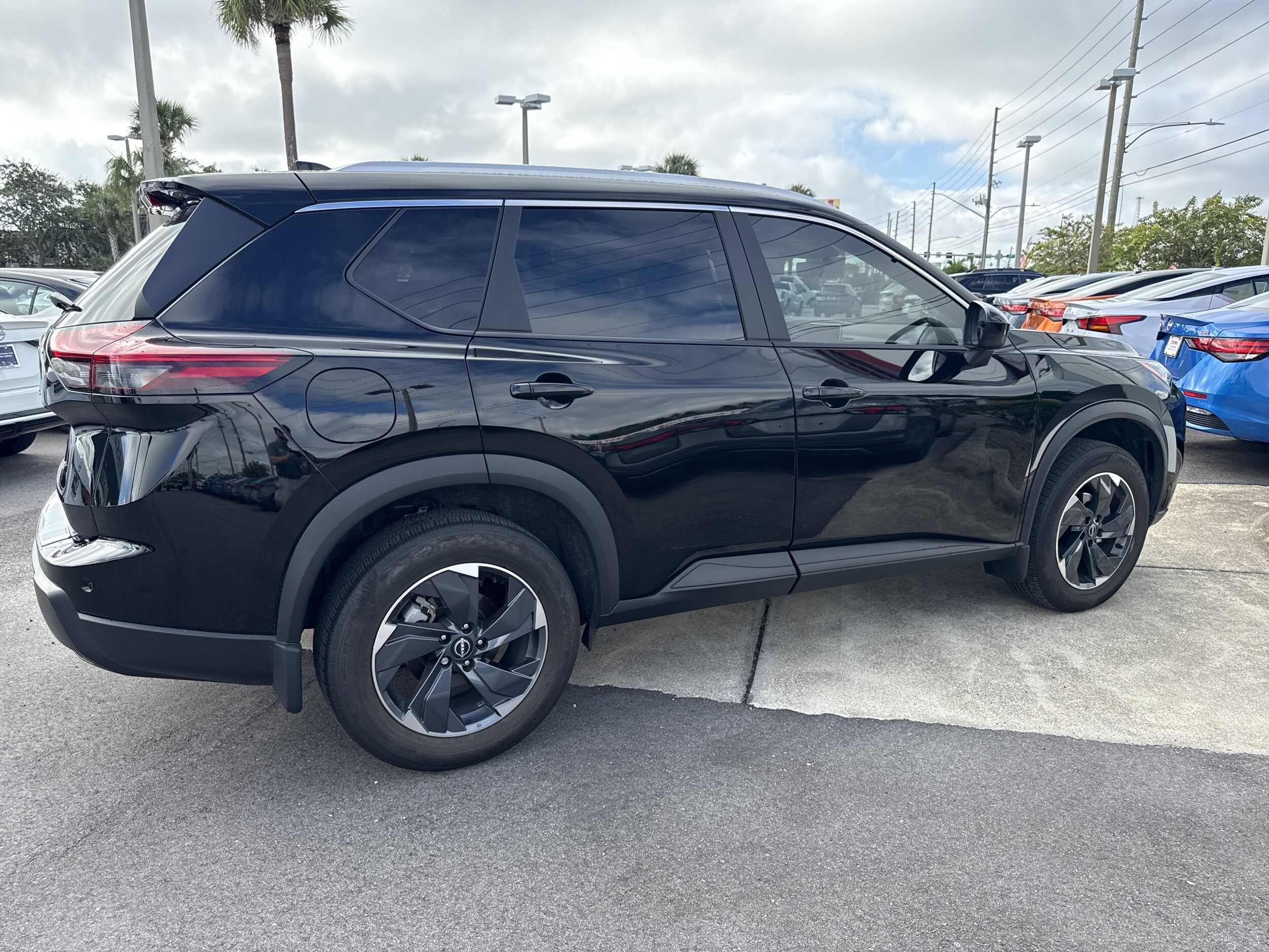 2024 Nissan Rogue SV photo 3
