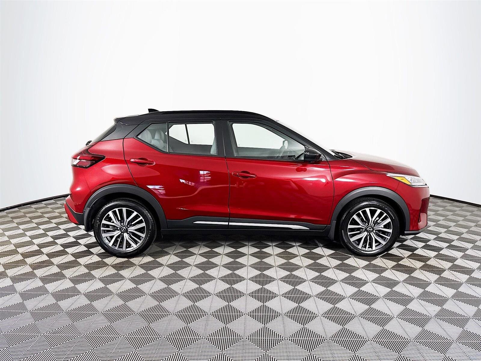 2023 Nissan Kicks SR photo 3