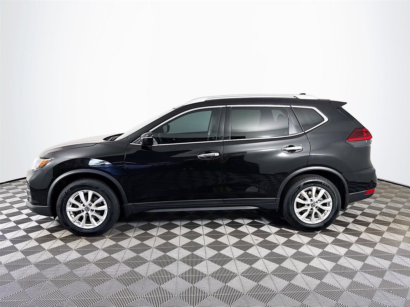 2020 Nissan Rogue SV photo 3