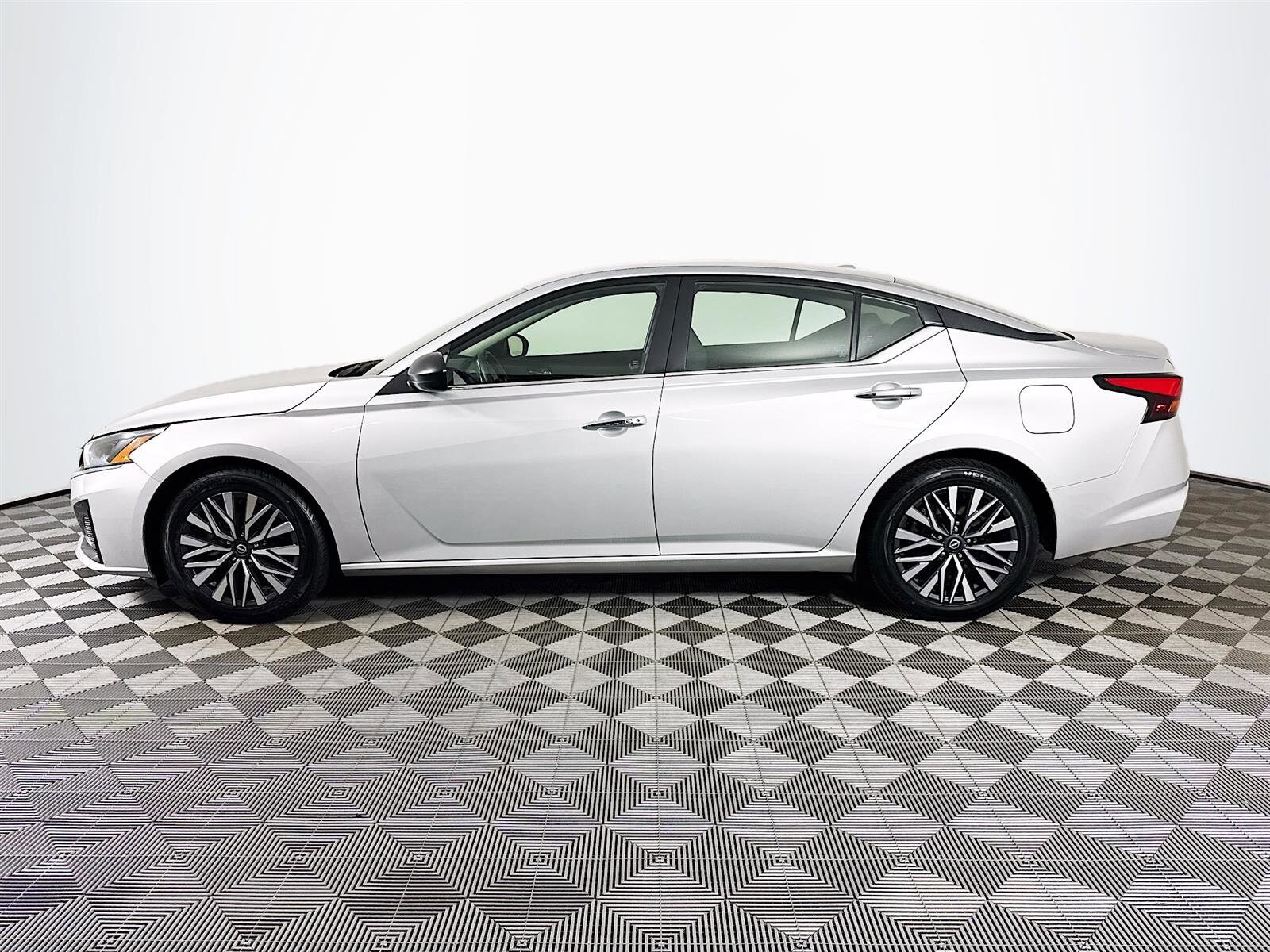 2024 Nissan Altima 2.5 SV photo 4