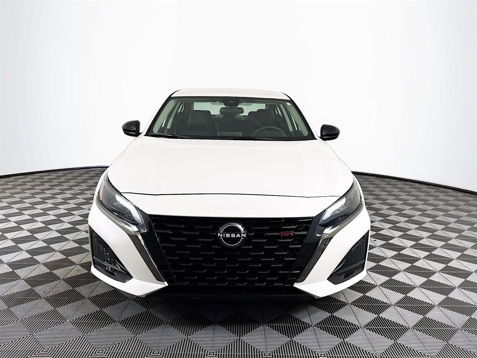 2025 Nissan Altima SR photo 2