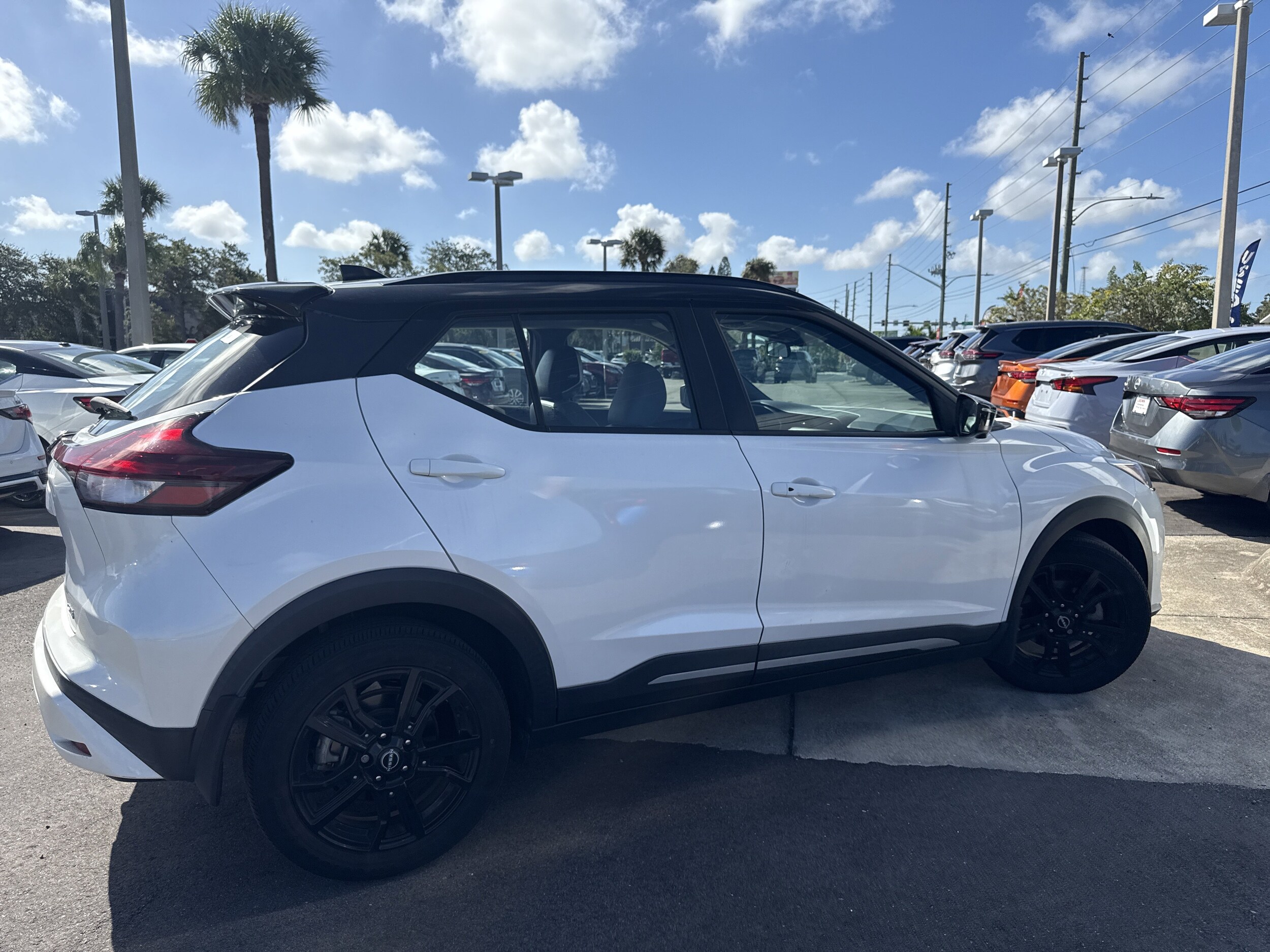 2023 Nissan Kicks SR photo 3