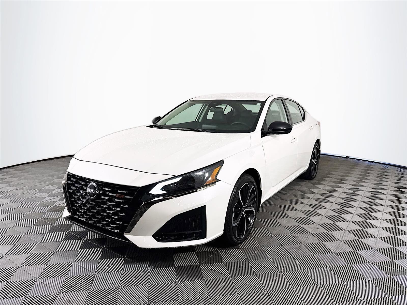 2025 Nissan Altima SR photo 3