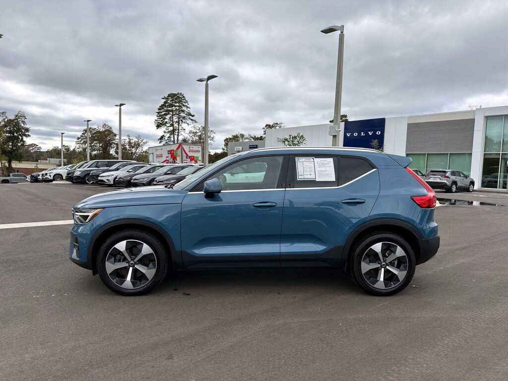 Certified 2024 Volvo XC40 Plus Bright Theme B5 AWD Plus Bright Theme