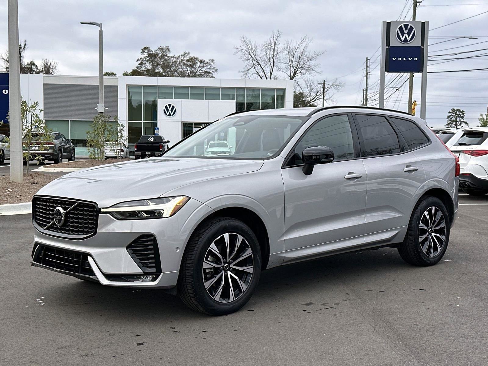 2025 Volvo XC60 Plus's photo