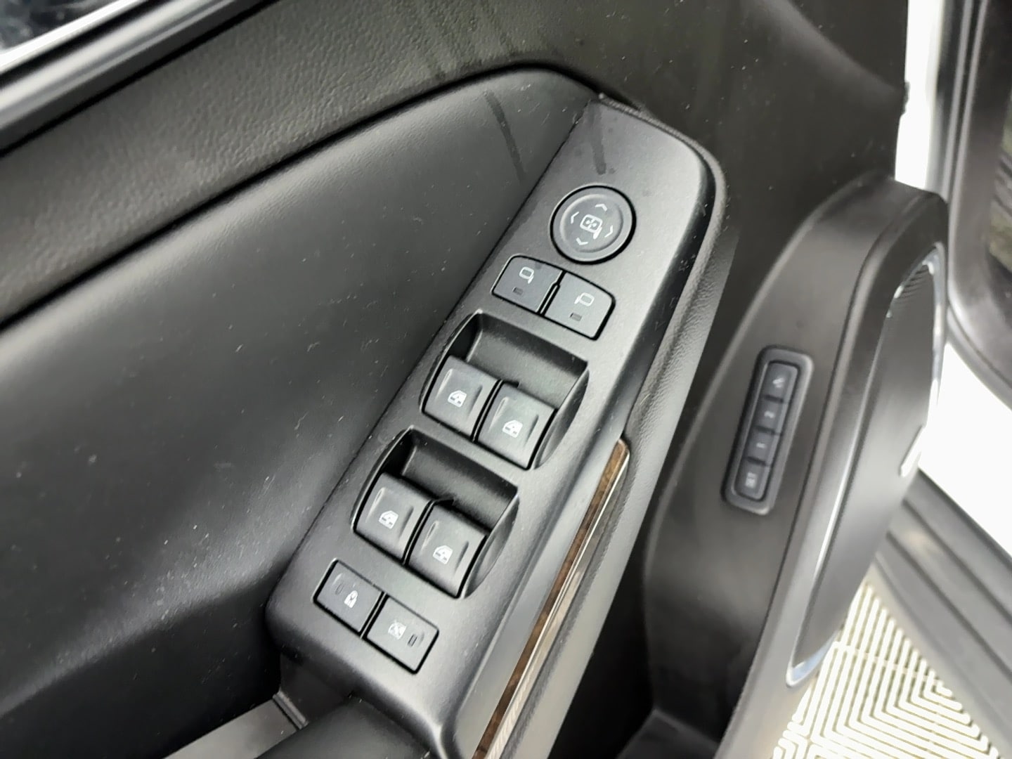 2017 Chevrolet Suburban LT - Photo 19