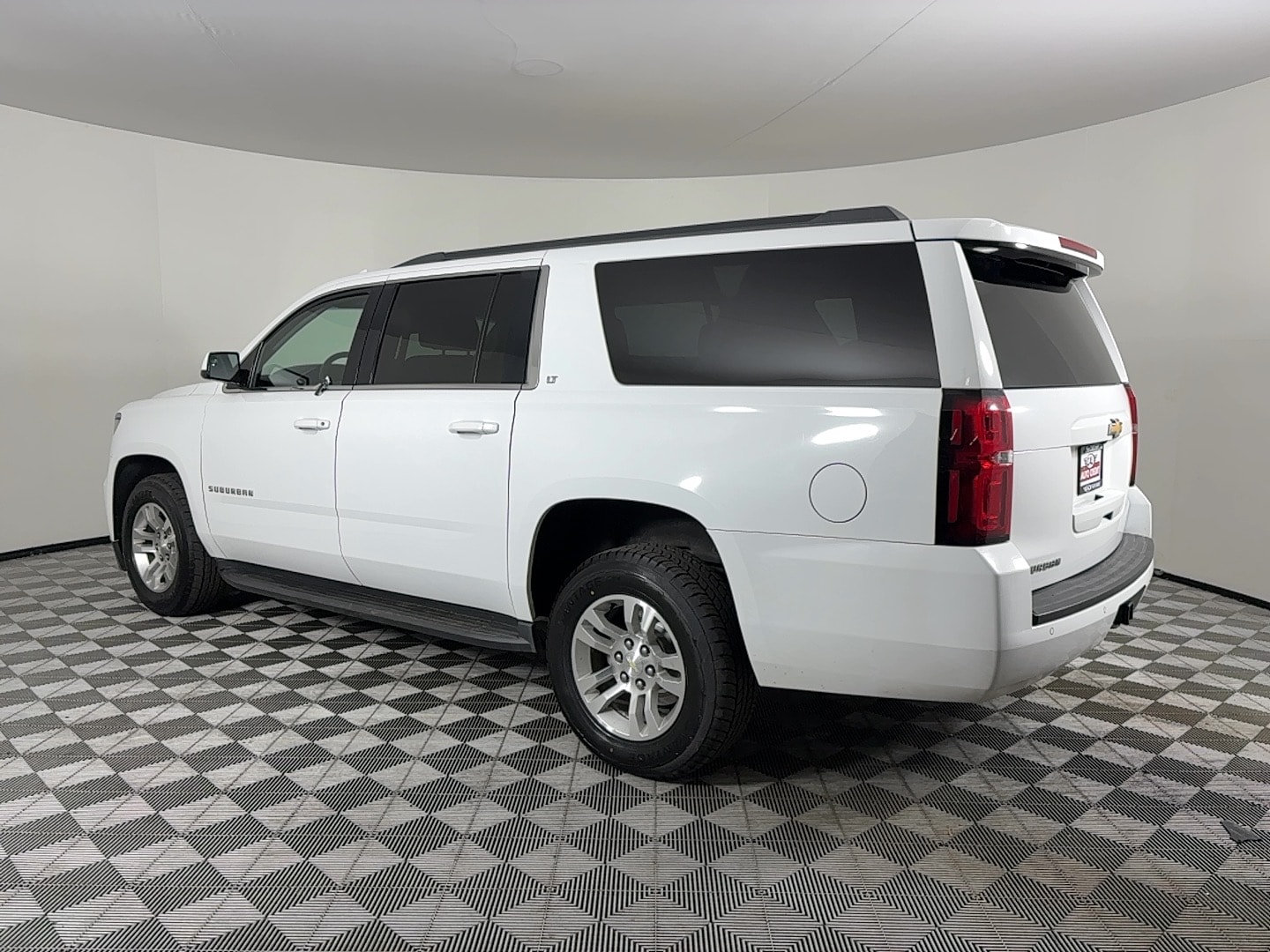 2017 Chevrolet Suburban LT - Photo 6