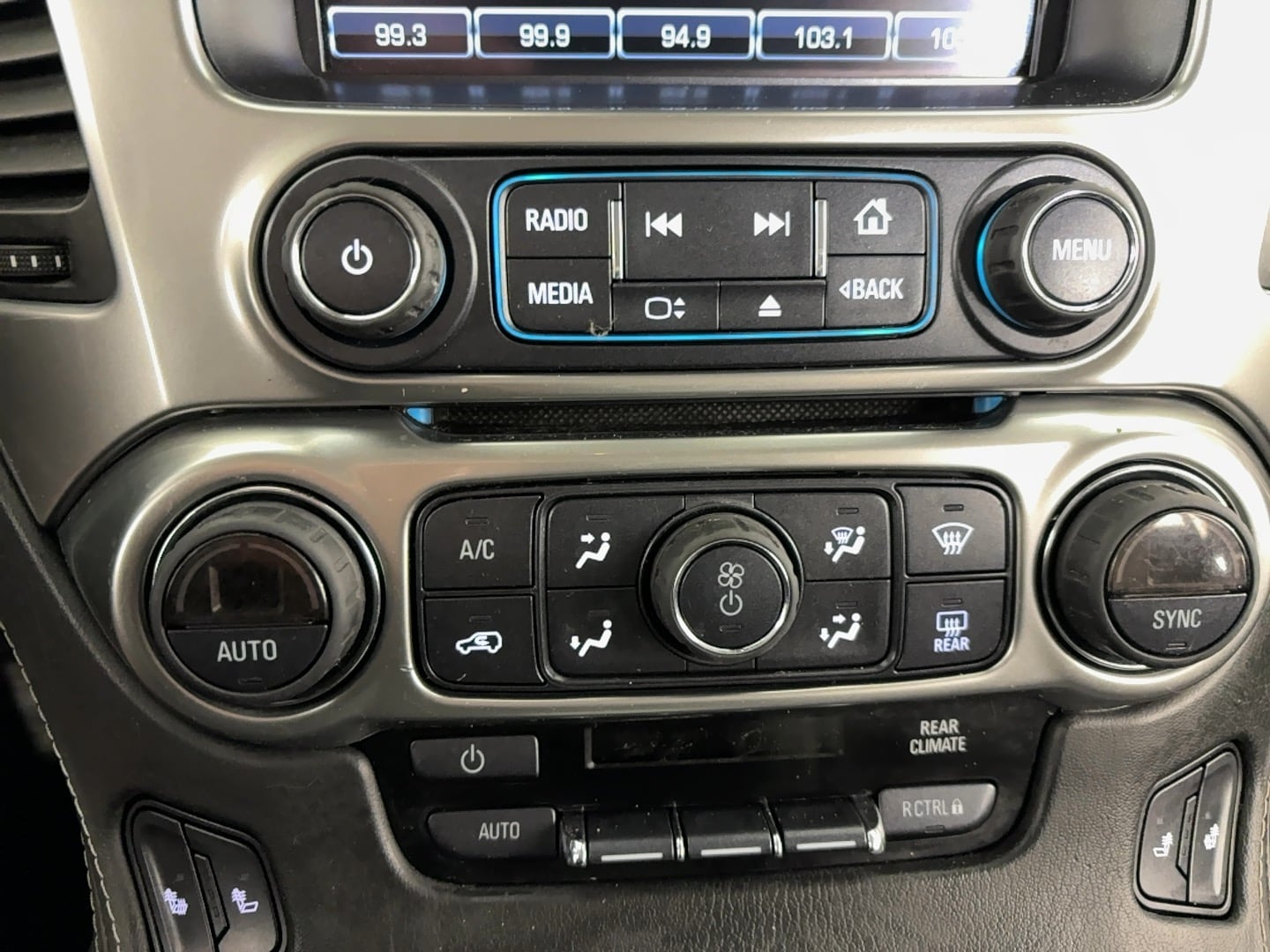 2017 Chevrolet Suburban LT - Photo 25