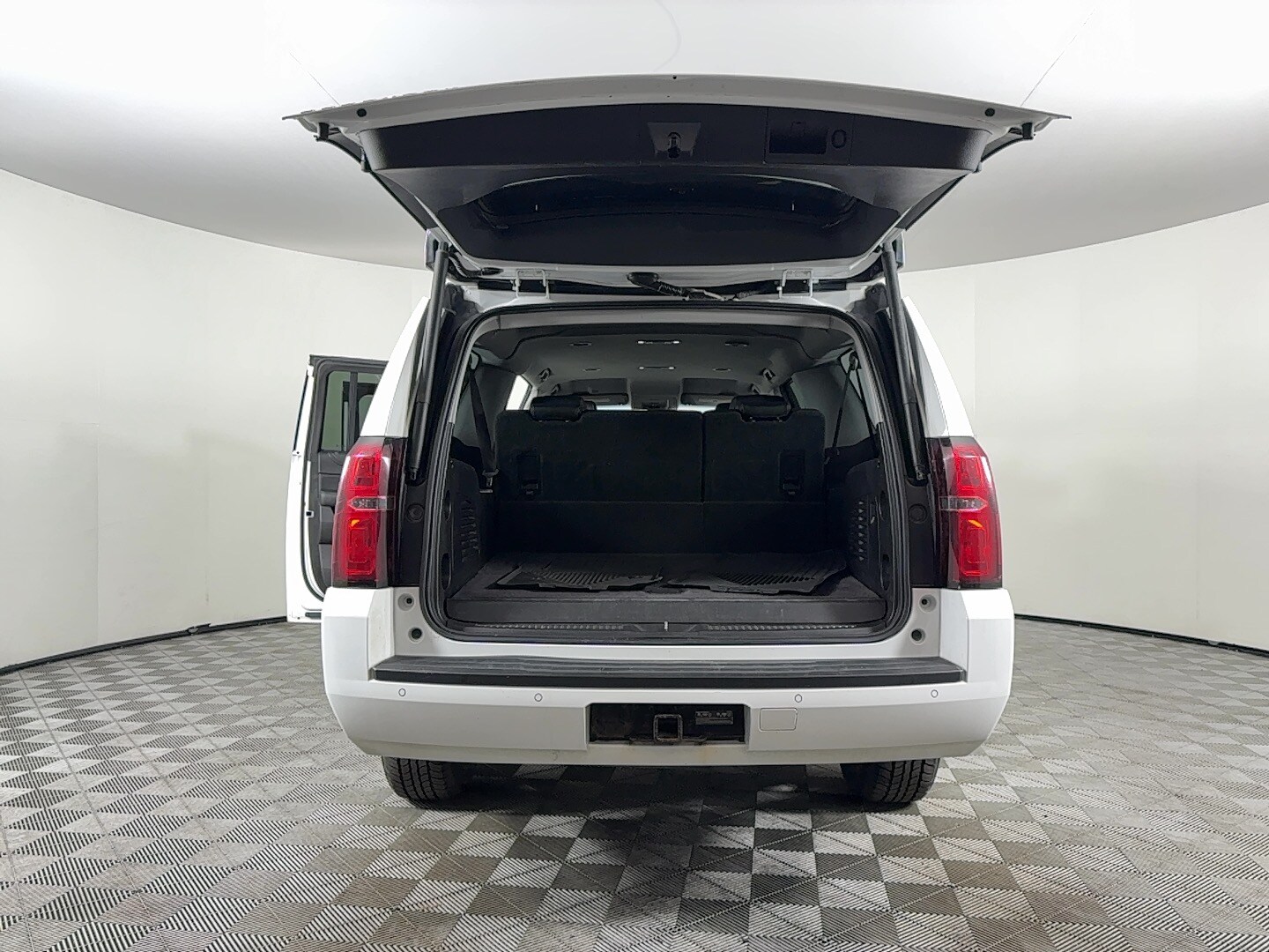 2017 Chevrolet Suburban LT - Photo 11