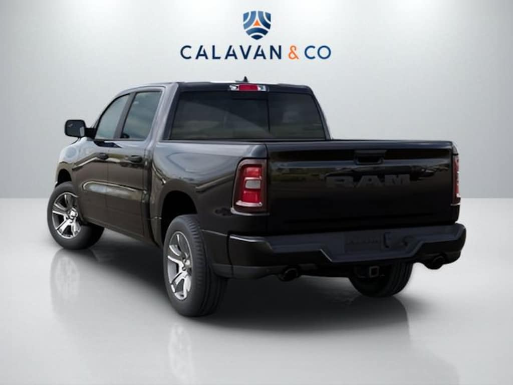 New 2026 Ram 1500 EXPRESS CREW CAB 4X2 5'7 BOX Pickup