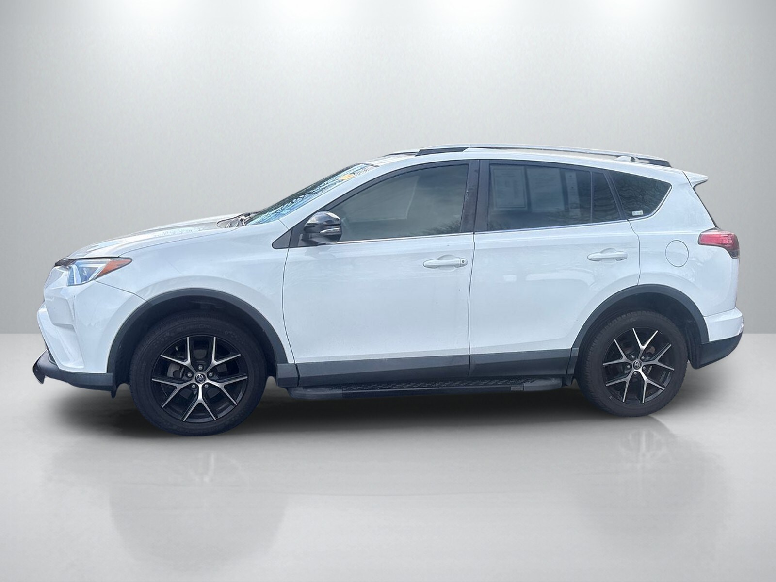 2016 Toyota RAV4 SE photo 3