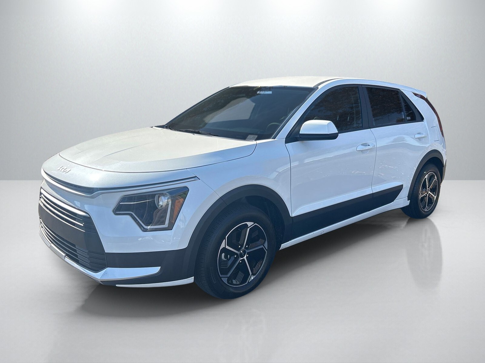 2025 Kia Niro LX photo 3