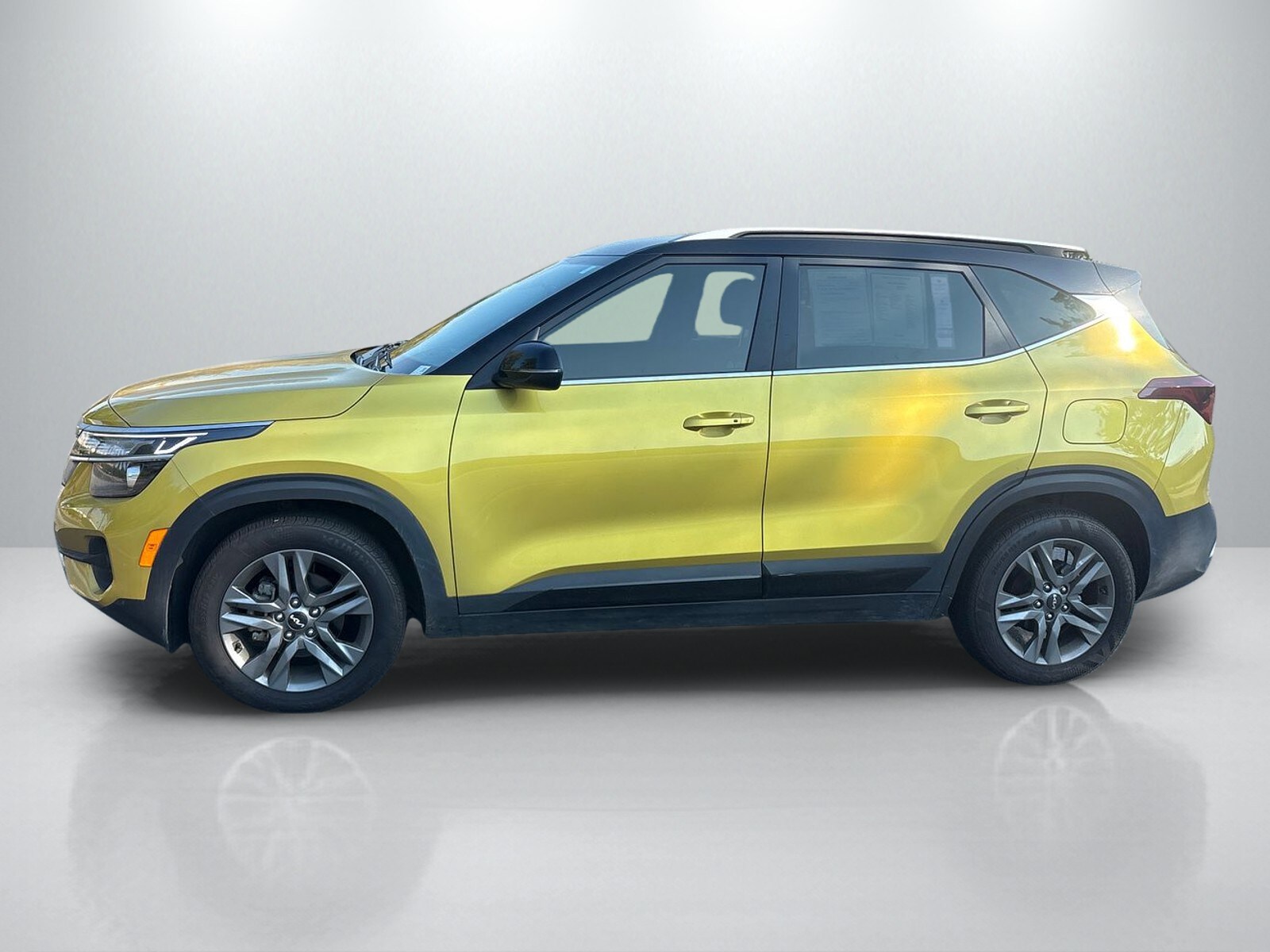 2023 Kia Seltos S Nightfall Edition photo 4